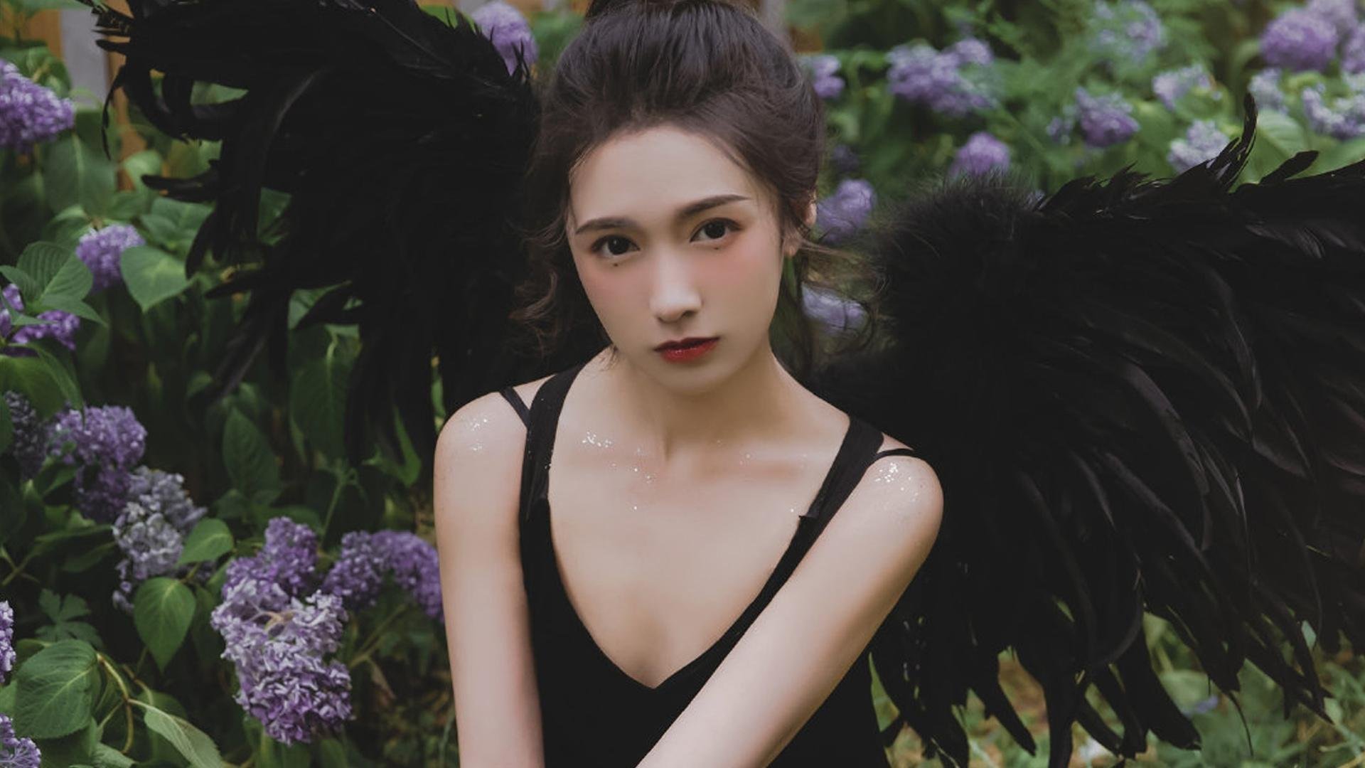 比赛中球队在绝境中挣扎,终于获得胜利,这场足球赛的胜败取决于队员们的齐心协力